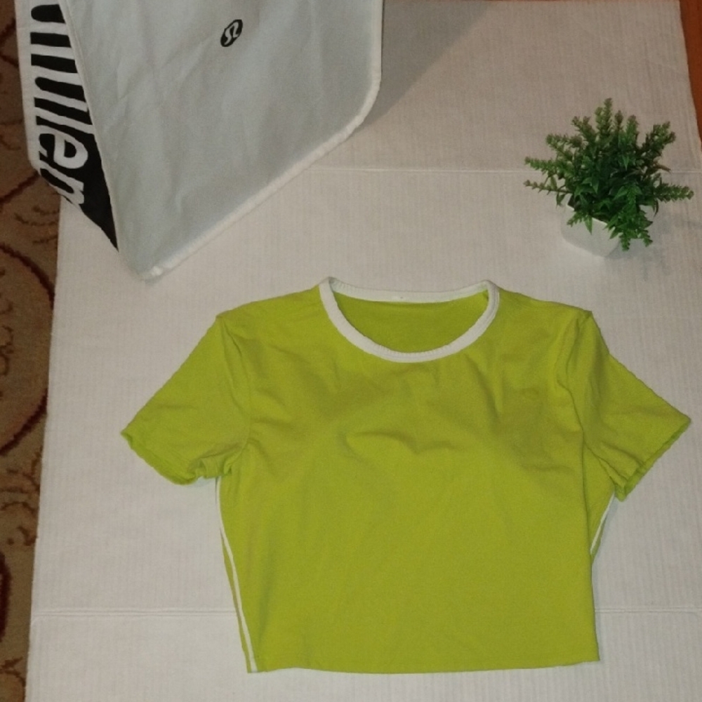 lululemon athletica Tight Fit Cropped Shelf Bra Tee. Womens size Medium. Green